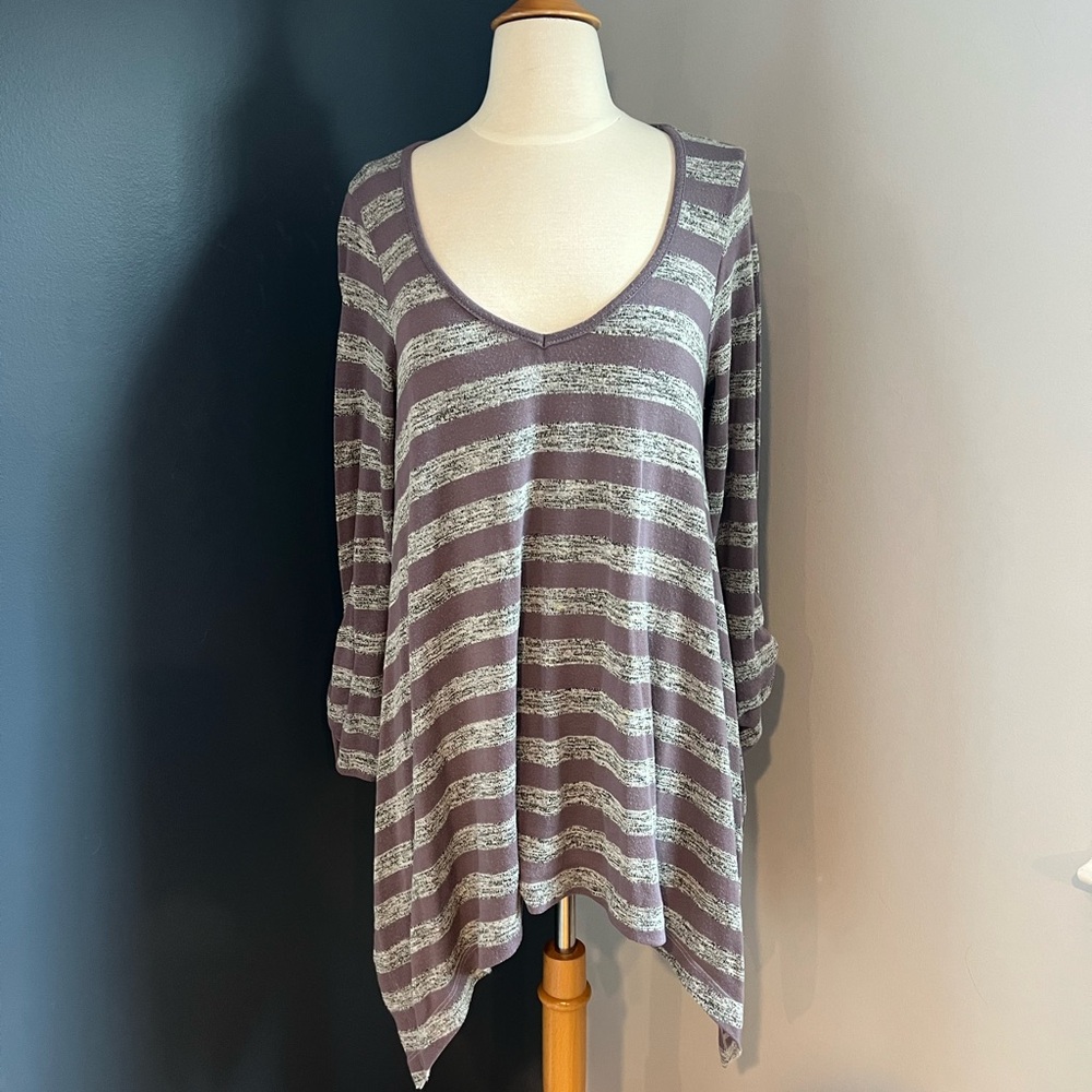 Nally & Millie Striped Tunic Top Lavendar Gray V-Neck Sharkbite Hem Long Sleeve